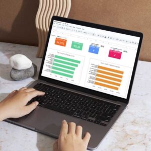 นักธุรกิจกำลังใช้แล็ปท็อปเพื่อควบคุมต้นทุนและวางกลยุทธ์เพิ่มกำไรให้ร้านอาหาร