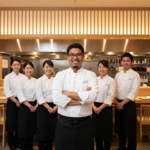 เชฟที่ปรึกษาและทีมงานร้านอาหารยืนพร้อมหน้ากันอย่างมั่นใจในวันเปิดร้าน